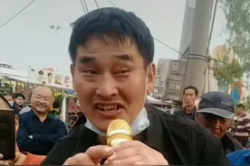 有人说大衣哥拿话筒唱歌表情丰富，网友评论很亮图片