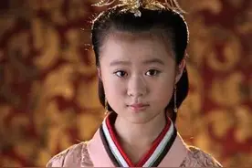 还记得《美人心计》里的“小皇后”吗？如今22岁撞脸安悦溪图片