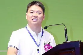 刘强东上大学，当年全村凑了500块钱和76个鸡蛋，现在他如何报恩图片