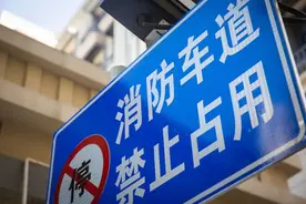 假如你家小区着火了，消防车能顺畅进入吗？图片
