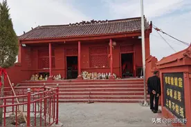 这个山上供着“十大名医”，因香火太旺，石头香炉都被烧炸了图片