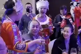 老戏骨张光北被美女簇拥投喂，老婆在尴尬微笑，结婚31年零绯闻图片