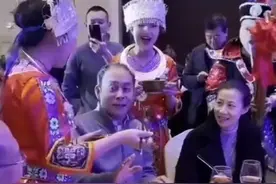 老戏骨张光北被美女簇拥投喂，老婆在尴尬微笑，结婚31年零绯闻图片