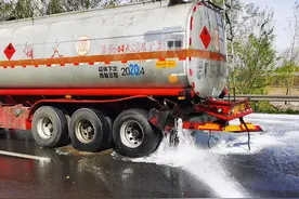 油罐车被追尾，大量柴油外泄！盘锦交警紧急救援！图片