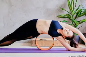 晚餐后做7个瑜伽姿势 睡个好觉 确保睡眠不受餐后饱腹难消干扰图片