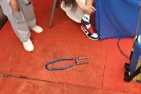 尴尬！南宁两个小姐姐玩网红游戏两只脚被锁，“闹”进消防队图片
