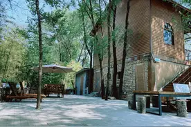 蓝田这个农家乐紧靠竹林与河边，随时玩水，房间有大落地窗图片