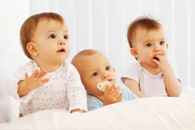 宝宝总爱往嘴里乱吃东西？宝妈这样处理，满足孩子需求还促进发育图片