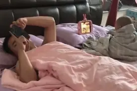 “佛系父子”走红，两人空调房里自娱自乐，网友：娃像极了一休哥图片