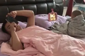 “佛系父子”走红，两人空调房里自娱自乐，网友：娃像极了一休哥图片