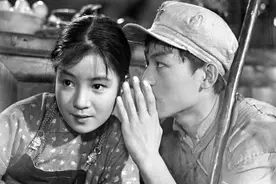 1958年毛主席探班剧组时，亲切接见的“红孩子”，后来怎么样了？图片
