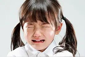 从小"爱哭鼻子"和"不哭"的孩子，长大后差距，大到让人心疼图片