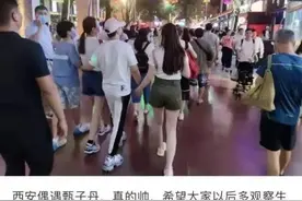 甄子丹一家四口出游，父女手牵手、儿子挽着妈妈，画面温馨图片