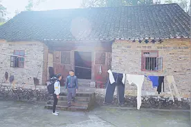 哥哥送小伙上学后，小伙这样子对哥哥，看完真的太暖心了视频封面