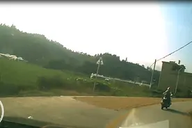 江西赣州：占用马路晒稻谷，出了事故责任算谁的？图片
