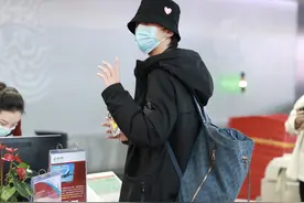 “声入人心”黄子弘凡全副武装现身机场！挥手笑眼盈盈可爱十足图片