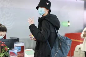 “声入人心”黄子弘凡全副武装现身机场！挥手笑眼盈盈可爱十足图片