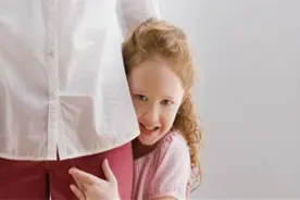 孩子见到外人不好意思打招呼，家长不要乱贴“标签”，这么做最好图片