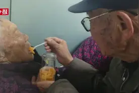 郑州91岁妻子在老伴怀里“撒娇”老伴宠溺式哄她吃饭图片