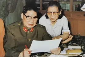 “开国上将”老当益壮：69岁仍挂帅出征，80岁娶舞蹈演员续弦图片