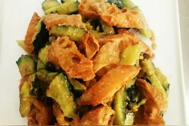 油条拌黄瓜，油条酥，黄瓜脆，两者的完美结合，成就一道美食图片