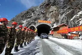 路线全长117公里，墨脱公路跨越6条大河，中国为啥非修不可？图片
