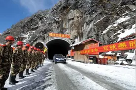 路线全长117公里，墨脱公路跨越6条大河，中国为啥非修不可？图片