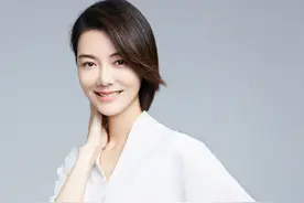 车晓又瘦成“纸片”身材，气场全靠颜值撑，衬衫配半裙知性干练图片