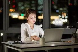 向老板借钱，竟被迫陪出差半个月，回来后我却决定一辈子跟着老板图片