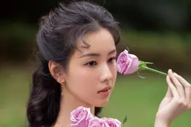 陈都灵穿紫色玫瑰礼服，变身凡尔赛公主，少女韵味十足图片