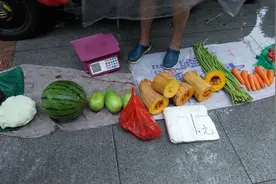 武汉65岁大爷暴雨中卖菜，1斤1块钱：我自己种的不会临时涨价发财图片