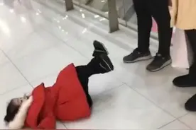 女儿商场撒泼躺地上，父亲分毫不让对峙3小时，网友：是个狼人图片