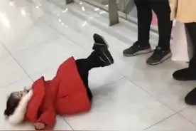 女儿商场撒泼躺地上，父亲分毫不让对峙3小时，网友：是个狼人图片