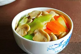 入冬后记得给孩子吃口蘑，钾含量高，不用肉炒也很鲜图片