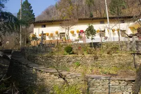 寻访秦岭龙潭村，碰到一个大户人家，堡坎堪比城墙，门口还有鱼池图片