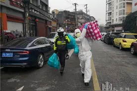 哈尔滨援鄂医疗队转战武汉其他医院 当地群众纷纷开窗挥手喊话致谢图片