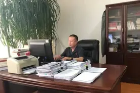 “牢记誓言，一如既往地坚守对法律的信仰”图片