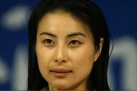 郭晶晶生三胎后入住1.5亿独立屋，霍震霆亲自送搬家礼，网友：壕图片