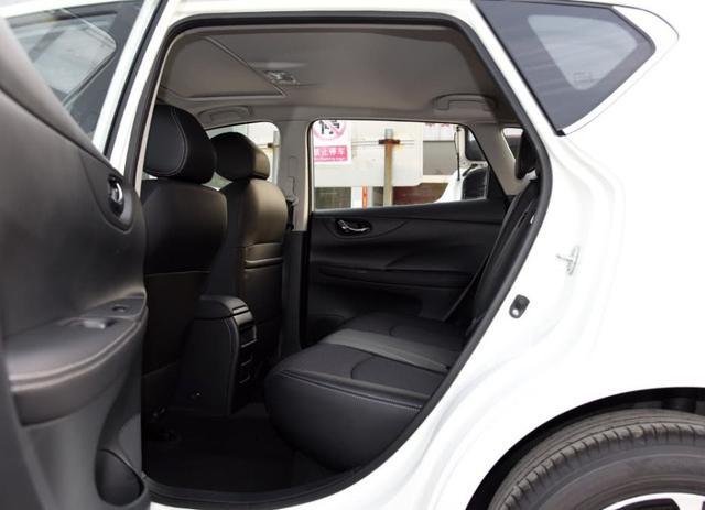 不到8万买高颜值两厢车，隔音奇好车身比飞度大，还有舒适小沙发