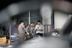 妻子前夫发来信息“我好想你”，丈夫替妻子回复：他今晚不在家图片
