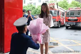 警营上演浪漫硬核求婚 无人机送戒指 消防员抱得美人归图片