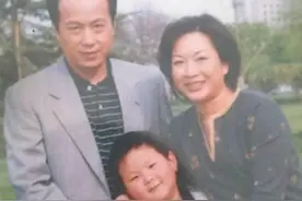 罗京逝世11年，葬礼哭昏厥的妻子，守寡8年携子改嫁富商成阔太图片