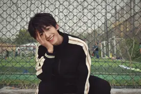 男星被曝自拍裸照售卖一次赚近万元，经纪公司紧急回应：诽谤造谣图片