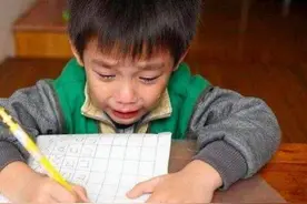 小学生三个字的姓名有103划，在考场上被难哭，监考老师也懵了图片