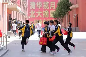 高三女生靠男同桌肩膀小憩，被班主任拍下，网友：后排男生是学霸图片