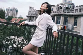 万茜新剧定档，穿白色西装裙干练帅气，踩银色镶钻鞋秀美腿图片