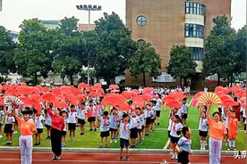 木兰响扇《没有共产党就没有新中国》在建德市新安江一小运动会上展示图片
