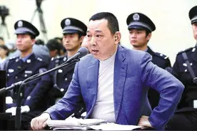 他是知名慈善家，汶川地震捐了五千万，被捕后却搜出一个排的武器图片