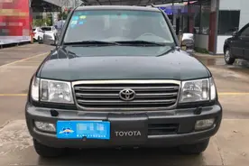 9万8买辆03年的丰田老陆巡值吗？网友：一车传三代，人凉车还在图片