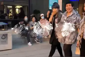 网友偶遇郭德纲媳妇王慧，踩厚底鞋身材壮硕，手中包包近6位数图片
